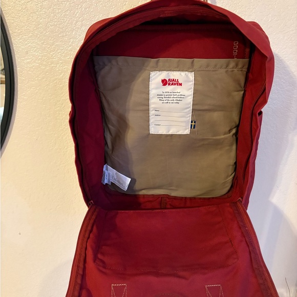 Fjallraven Kånken Backpack in Bordeaux with Tan Leather Handles - Picture 4 of 10